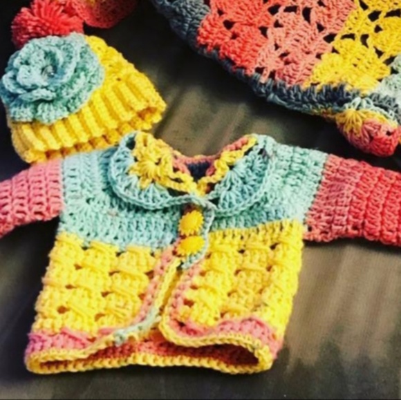 Baby blanket, new born sweater, hat and booties - Picture 2 of 4